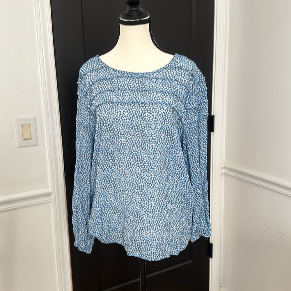 Blue dot light weight elastic sleeved XL Nanette top